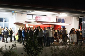 Eröffnung Freilinger Besucher draußen